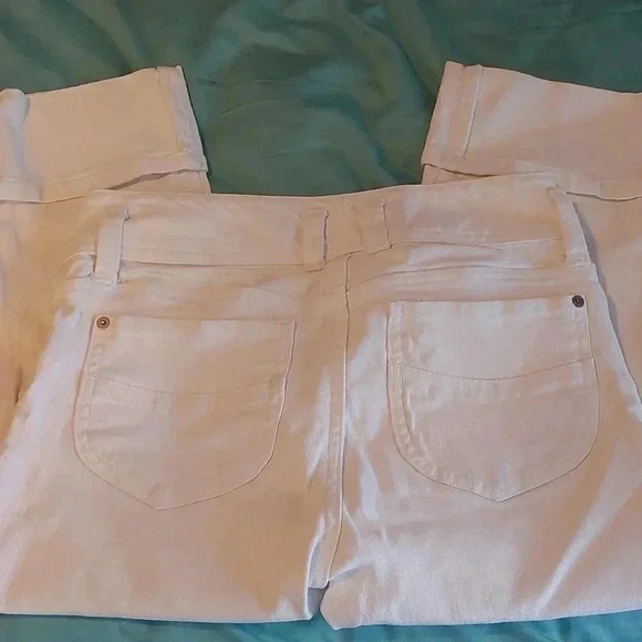 EUC GAP Low Rise Cropped size 6 white - Picture 2 of 5